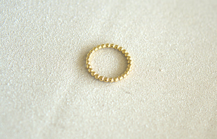 Close-up of DYMAN 18k gold ring — meaningful, hypoallergenic jewelry handcrafted with soul.