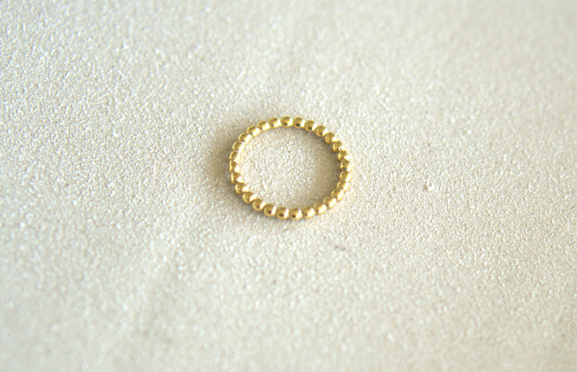 Close-up of DYMAN 18k gold ring — meaningful, hypoallergenic jewelry handcrafted with soul.