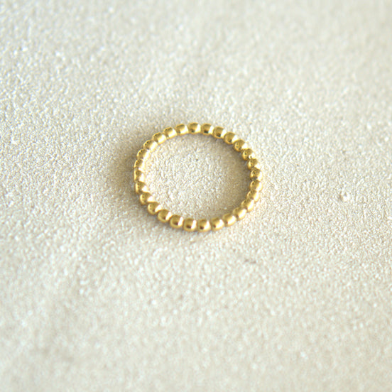 Close-up of DYMAN 18k gold ring — meaningful, hypoallergenic jewelry handcrafted with soul.